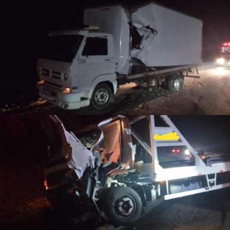 Motorista fica preso ás ferragens em acidente entre dois caminhões na BR-470 em Pouso Redondo