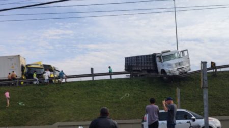Acidente entre caminhões interdita a BR-101 e causa congestionamento em Balneário Camboriú