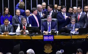 Deputados aprovam a reforma tributária por 382 votos a 118