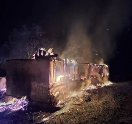 Durante rescaldo, Bombeiros encontram corpo sentado e escorado em casa no Oeste de SC