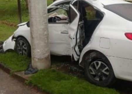 Colisão contra poste deixa carro destruído em Pomerode