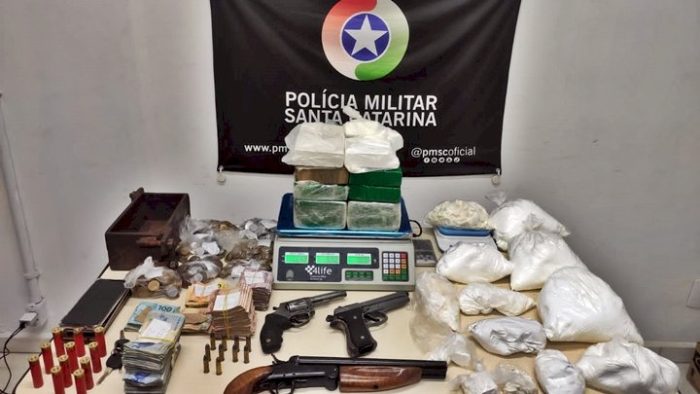 PM apreende 16 kg de cocaína, armas e munições em Blumenau