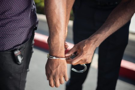 Homem com mandado de prisão em aberto é preso em Blumenau
