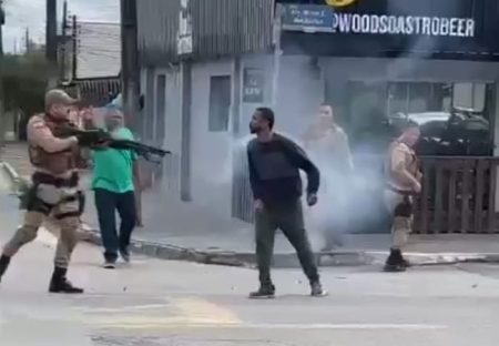 PM usa bala de borracha para conter homem em briga de bar no Vale do Itajaí