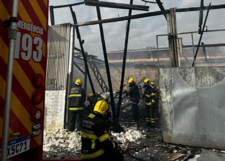 Incêndio de grandes proporções destrói edificação industrial em Blumenau