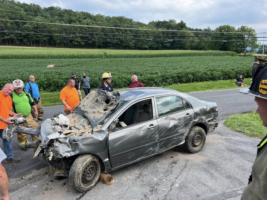 Carro destruído após o acidente