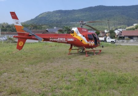 Homem é socorrido de helicóptero após queda de 4 metros em Ascurra