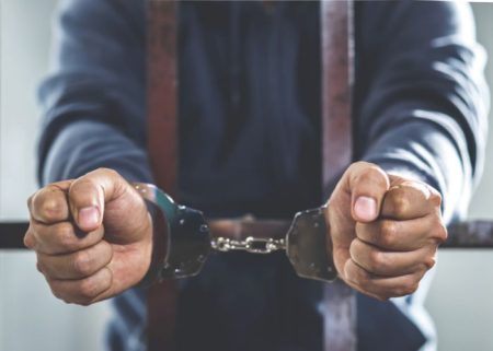 Operação policial resulta na prisão de indivíduo com mandado ativo por roubo e lesão corporal em Indaial