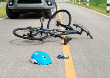 Colisão entre veículo e bicicleta deixa jovem ciclista ferido em Timbó