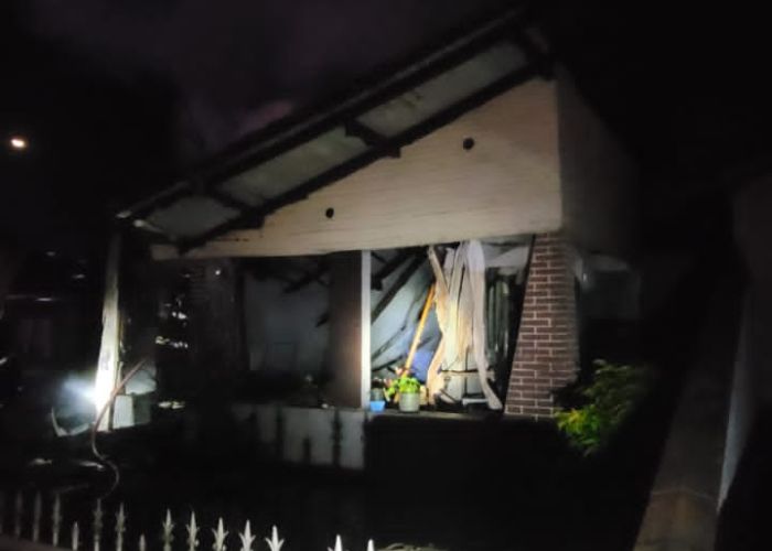 Incêndio decorrente de uma vela destrói residência em Rodeio