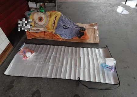 Casal transforma caixas de leite em mantas térmicas para pessoas em situação de rua no RJ