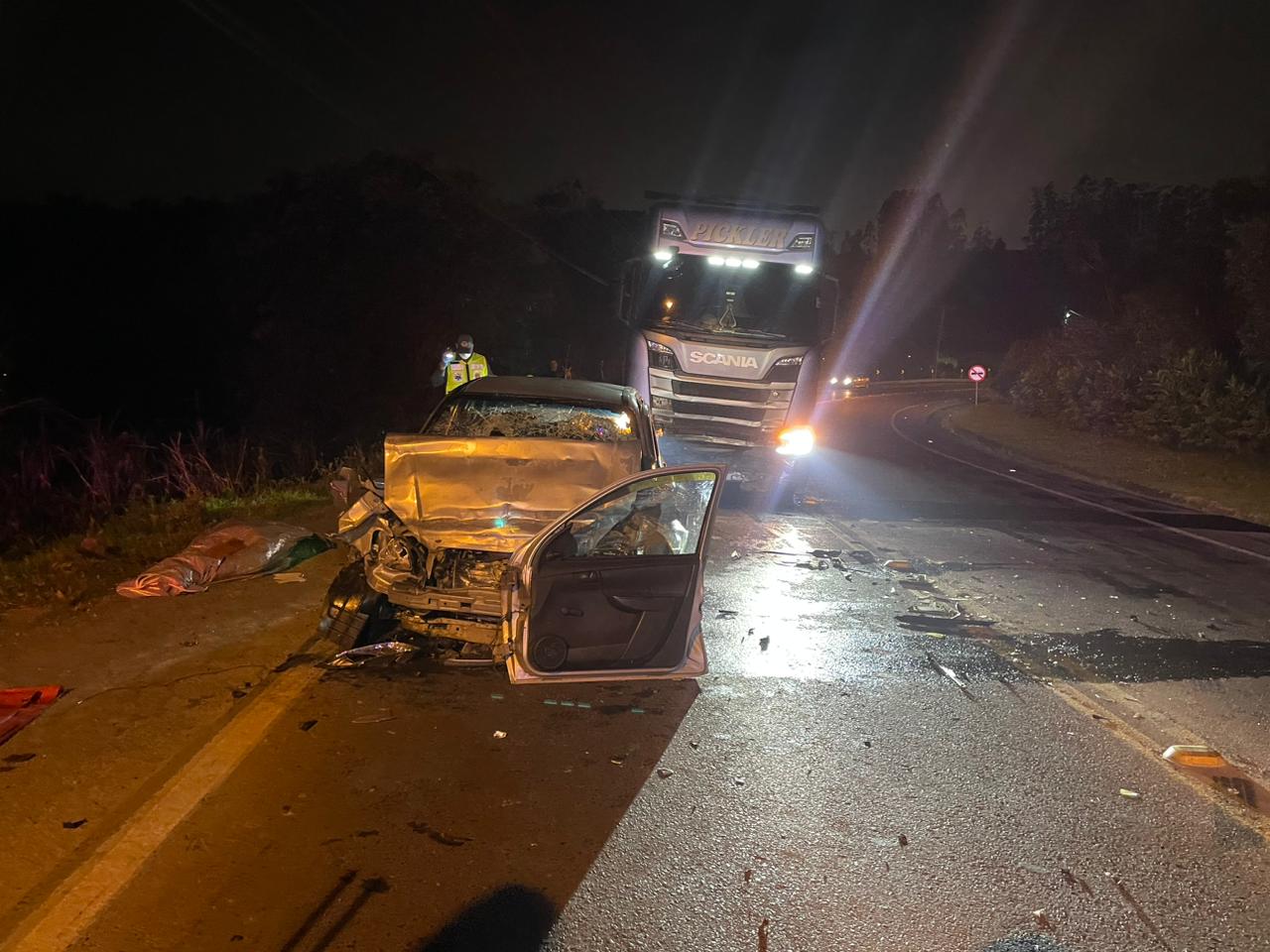  Colisão automóvel x Caminhão deixa três vítimas fatais em Rio do Sul
