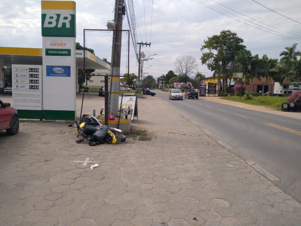 Colisão lateral entre carro e motocicleta deixa motociclista ferido em Timbó