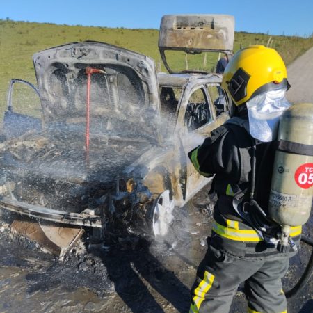 Bombeiros Militares controlam incêndio em veículo em Braço do Trombudo