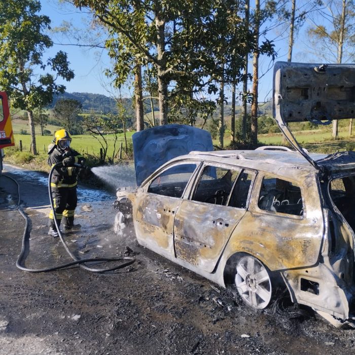 Bombeiros Militares controlam incêndio em veículo em Braço do Trombudo