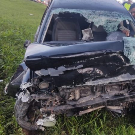 Condutor e passageiro morrem após veículo colidir contra mureta em BC