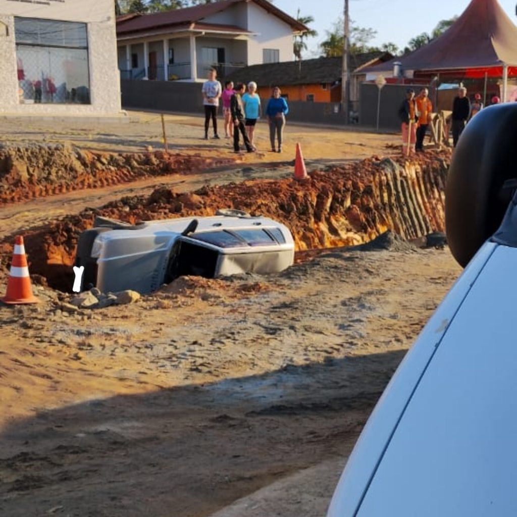 Acidente em Indaial deixa dois feridos após suposta falha nos freios de veículo