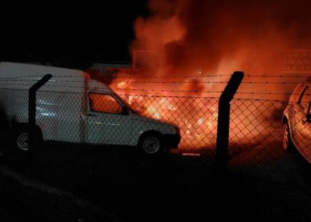 Incêndio em revendedora causa perda total de 4 veículos em Blumenau