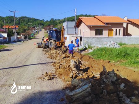 SAMAE Timbó implanta novas redes de água na Rua Canoinhas