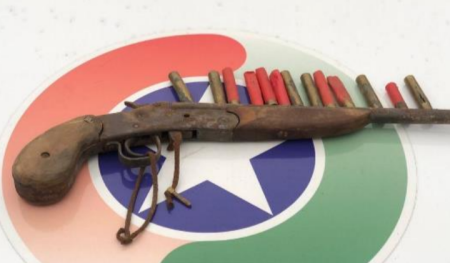 Arma de fogo de fabricação artesanal é encontrada em casa desocupada em Apiúna