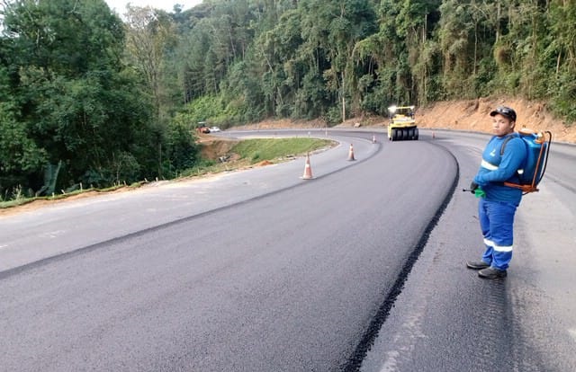 Obras sendo feitas na rodovia