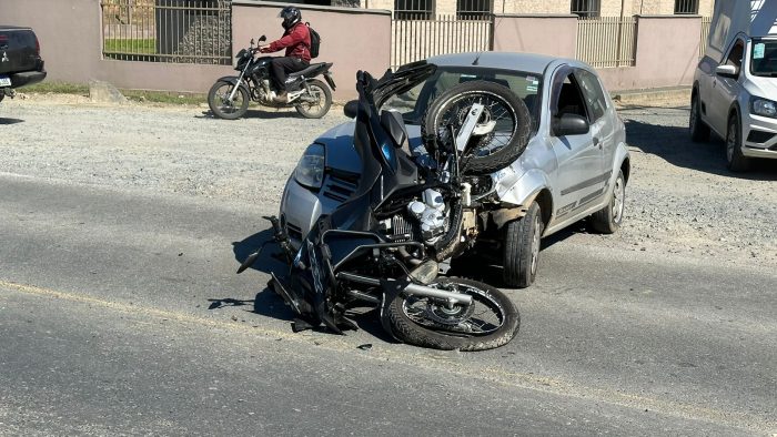 Forte colisão deixa moto detonada e motociclista ferido na SC-477, em Indaial