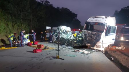 Grave acidente entre van e caminhão deixa mortos e feridos na BR-470 em Gaspar