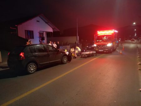 Motorista foge e motociclista fica ferido após acidente em Timbó