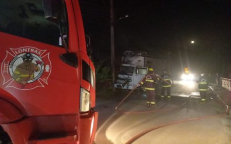 Caminhão pega fogo após bater em poste no Alto Vale do Itajaí