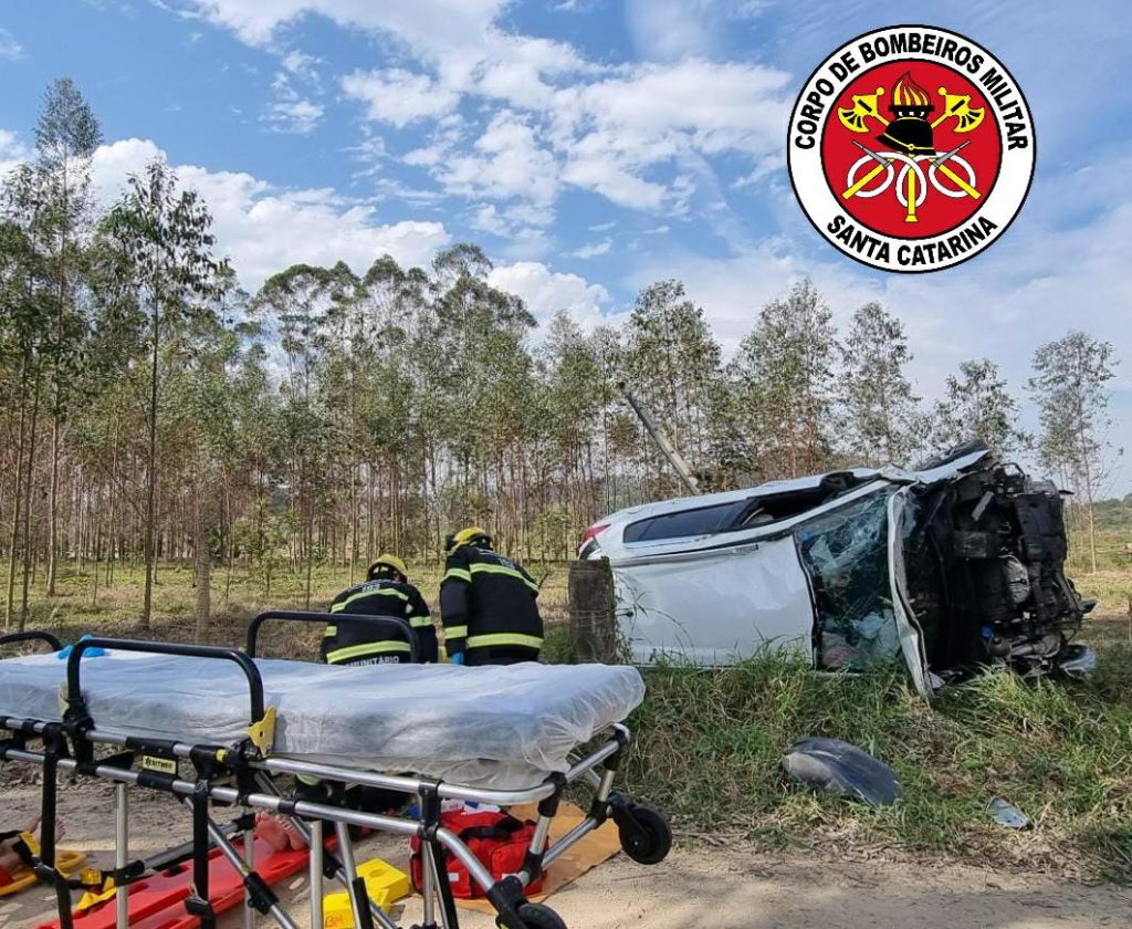 2 pessoas ficam feridas após carro capotar em Gaspar