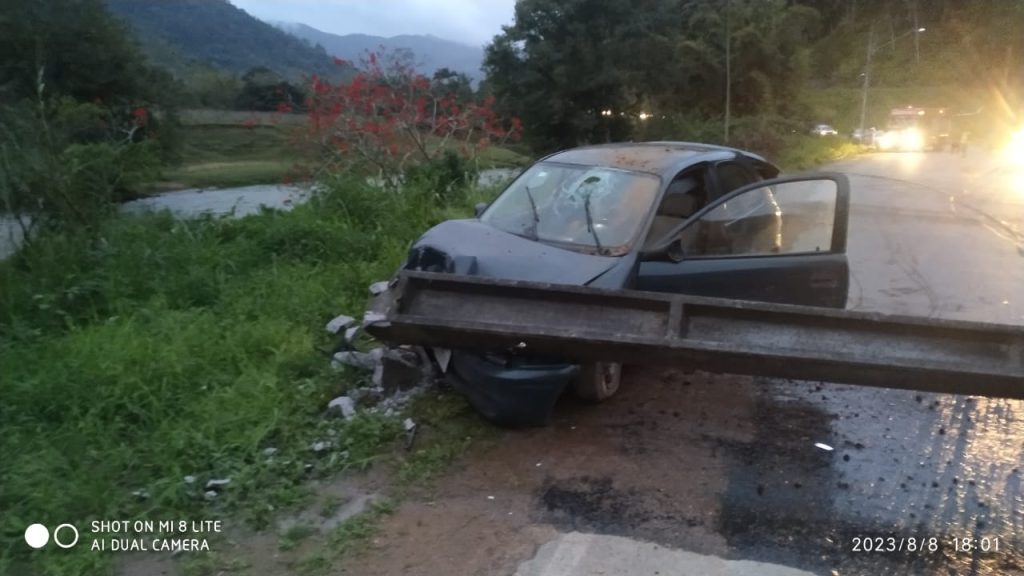 Motorista embriagado colide contra poste e deixa parte de Rio dos Cedros sem energia