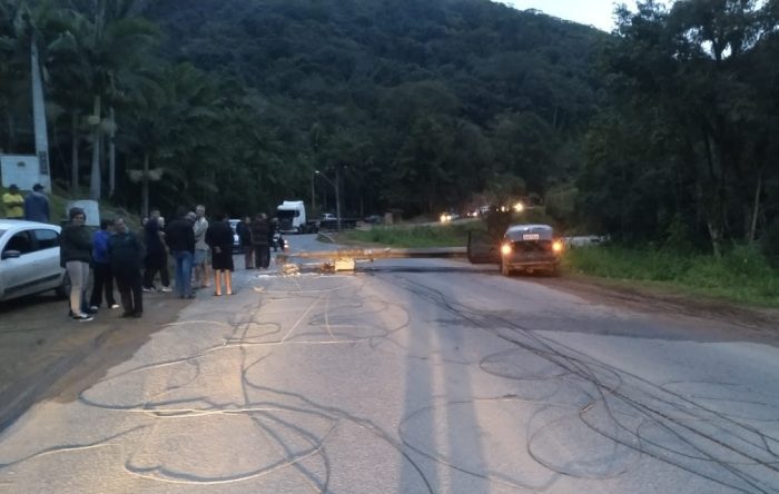 Motorista embriagado colide contra poste e deixa parte de Rio dos Cedros sem energia