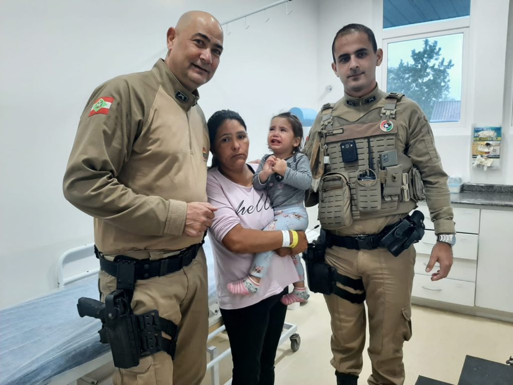 Policiais Militares de Gaspar realizam ação heroica ao reanimar criança desacordada