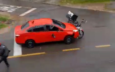 Motorista destrói motocicleta de entregador após briga de trânsito em Curitiba