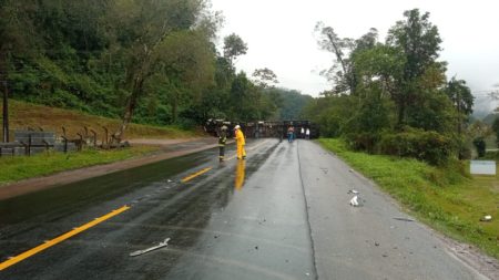 Grave acidente deixa BR-470 interditada nos dois sentidos em Rodeio