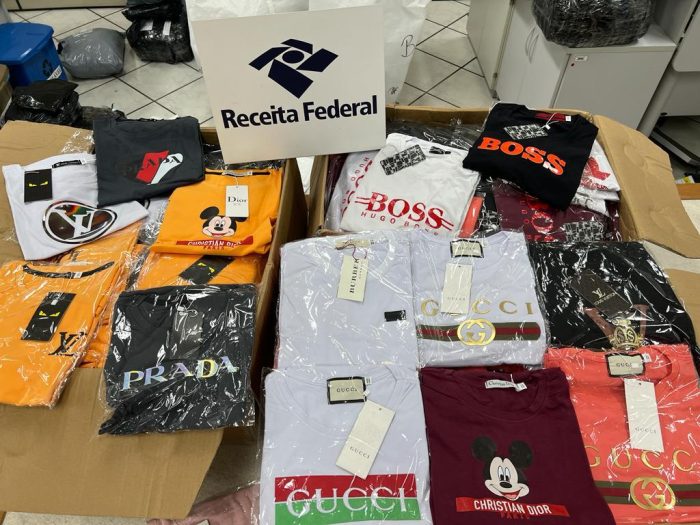 700 kg de roupas falsificadas são apreendidas pela Receita Federal nos Correios