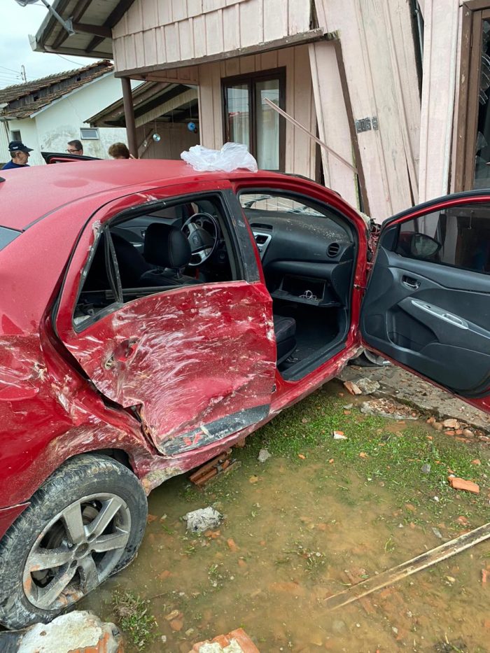 Que susto: motorista colide contra residência em Ibirama