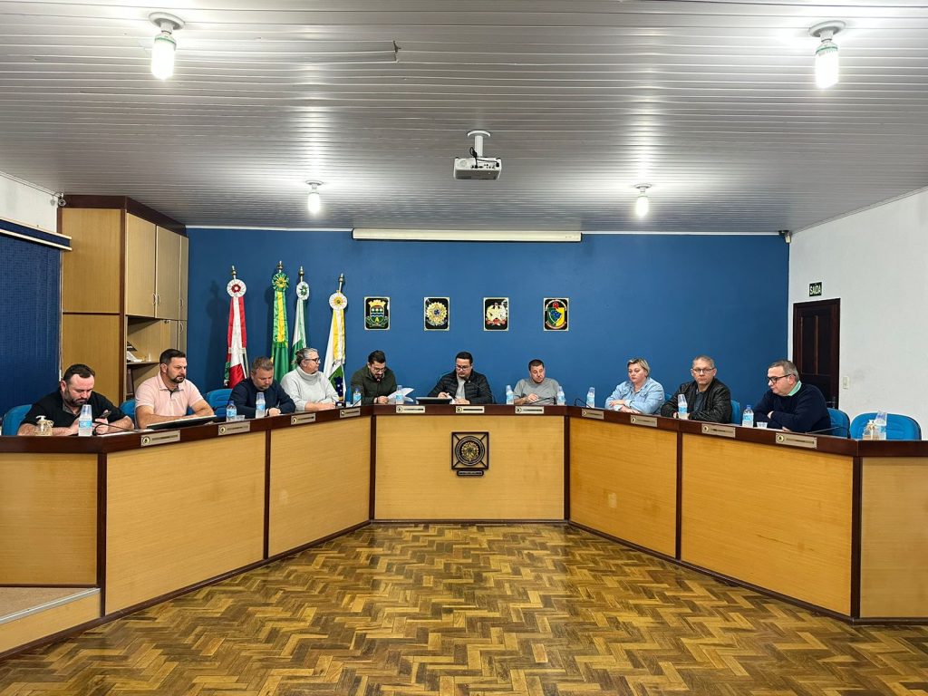 Vereadores de Apiúna debatem projetos cruciais durante Sessão Ordinária e destacam mudanças no quadro de servidores e infraestrutura da cidade
