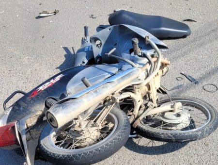 Forte colisão entre carro e moto deixa mulher com ferimentos graves em Timbó