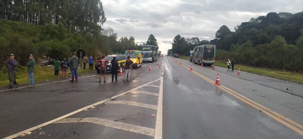 Acidente envolvendo ônibus e carro na BR-116 deixa quatro mortos em SC