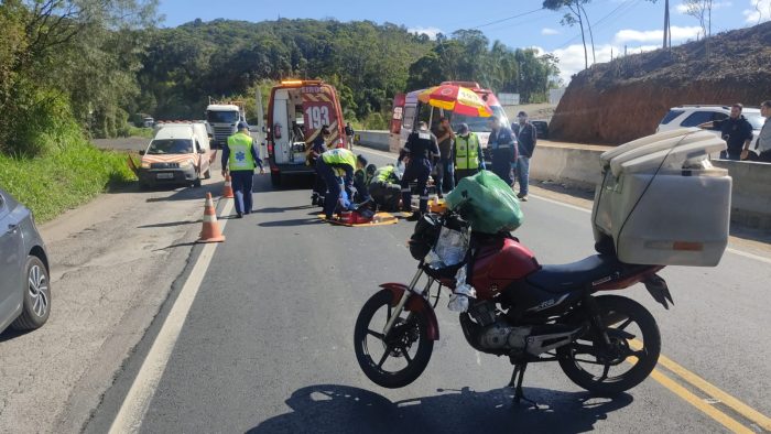 Motociclista é hospitalizado com múltiplas fraturas após acidente na BR-470