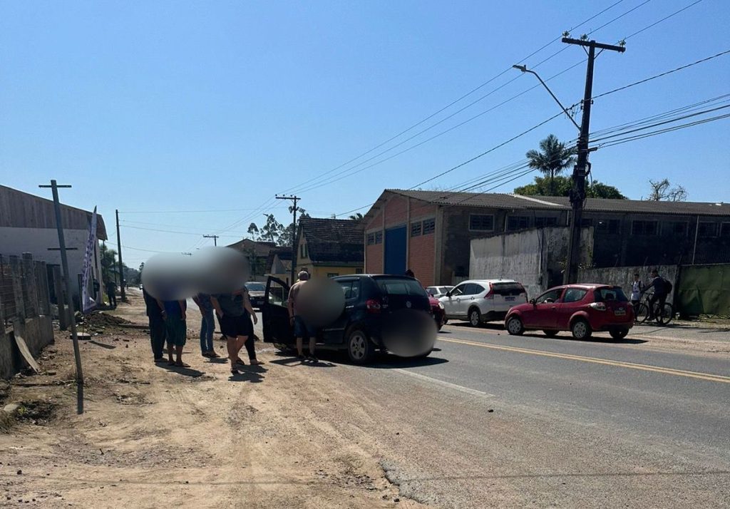 Motorista de 71 anos morre após passar mal e colidir contra um muro em Rodeio