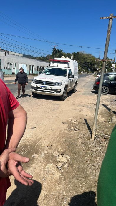 Motorista de 71 anos morre após passar mal e colidir contra um muro em Rodeio