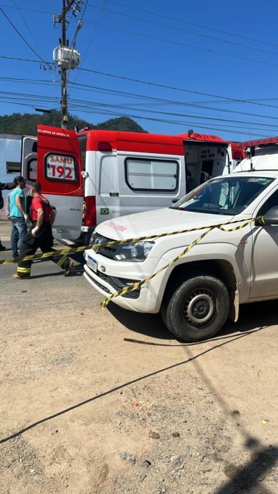 Motorista de 71 anos morre após passar mal e colidir contra um muro em Rodeio