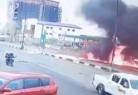 VÍDEO: Avião de pequeno porte cai e explode no meio de avenida movimentada na Nigéria