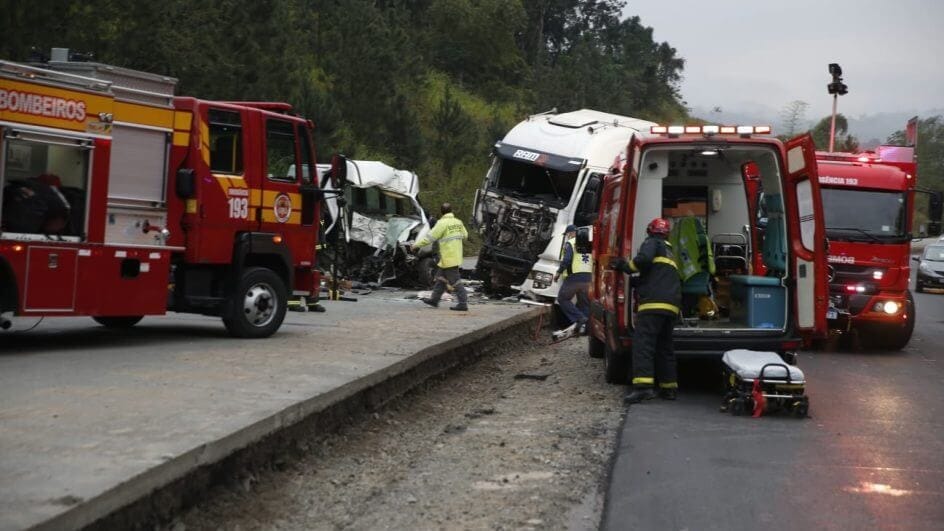 Grave acidente entre van e caminhão deixa mortos e feridos na BR-470 em Gaspar