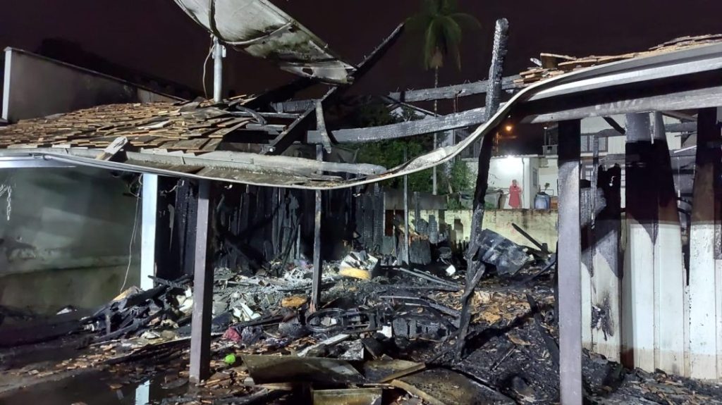 Confira como ficou a residência de madeira destruída por incêndio em Blumenau