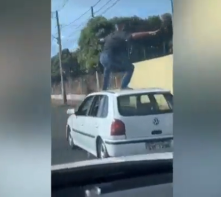 Motorista é flagrado surfando no teto de carro em movimento em Uberlândia