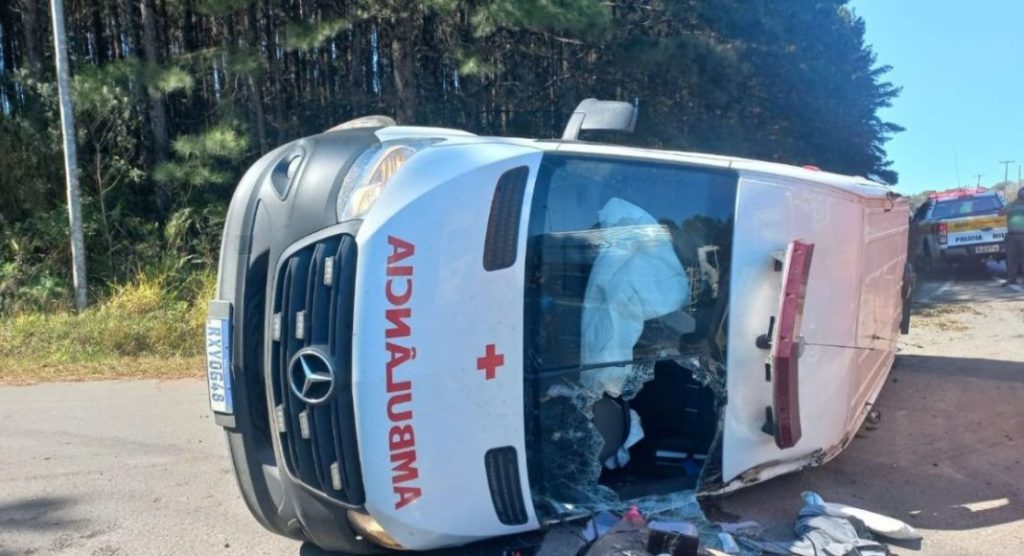 Ambulância colide com caminhão, capota e deixa 4 feridos na serra catarinense 