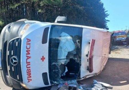 Ambulância colide com caminhão, capota e deixa 4 feridos na serra catarinense 